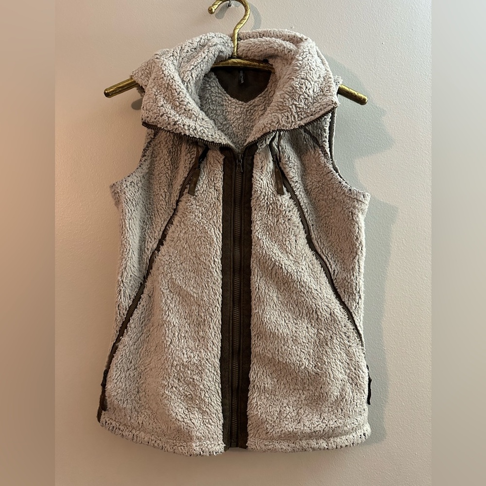 Kuhl Women's Cream Sherpa Vest with Brown Trim